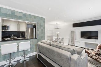 26 Layton Ave in Southampton, NY - Building Photo - Building Photo