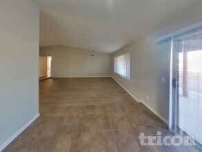 10044 W Highland Ave in Phoenix, AZ - Foto de edificio - Building Photo