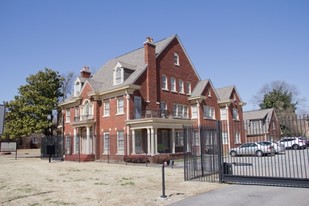 Chateau Des Fleurs Apartments