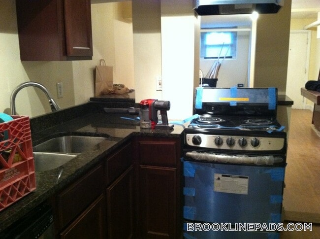 79 Pleasant St, Unit B in Brookline, MA - Foto de edificio - Building Photo