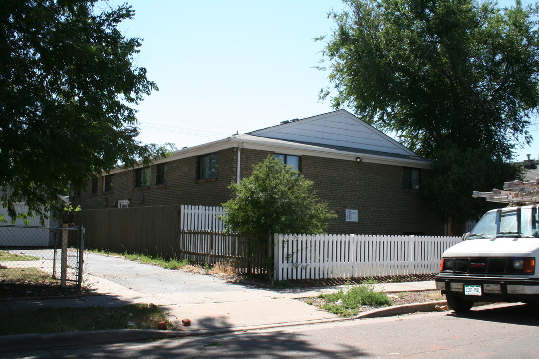 1610 Boston St in Aurora, CO - Foto de edificio