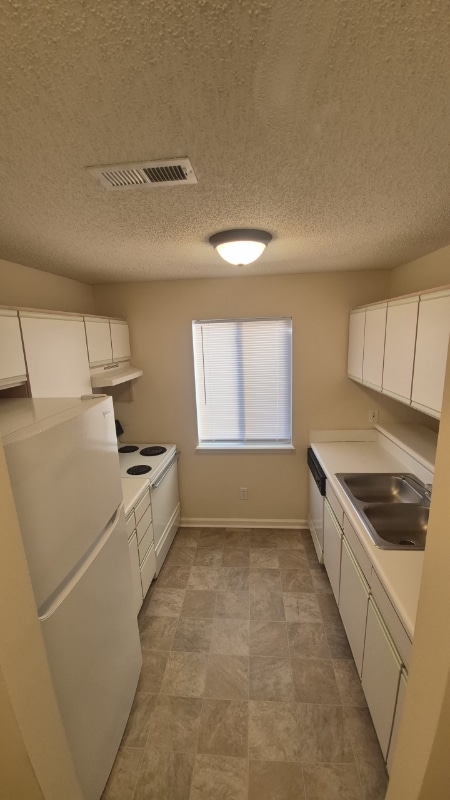 320 Brownlea Dr in Greenville, NC - Building Photo - Building Photo