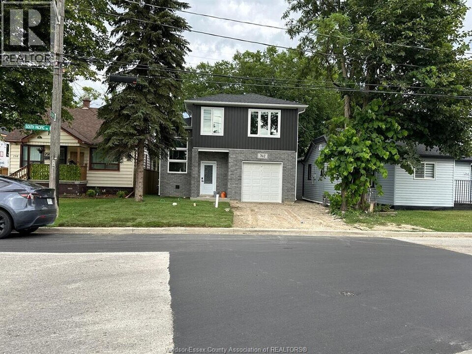 762 S Pacific Ave in Windsor, ON - Building Photo
