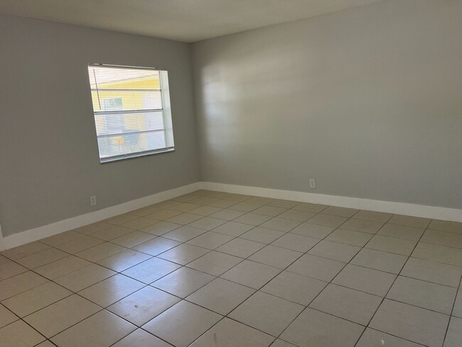 3071 NW 43rd St in Lauderdale Lakes, FL - Foto de edificio - Building Photo