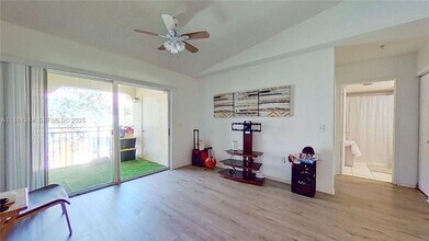 2451 Centergate Dr in Miramar, FL - Foto de edificio - Building Photo