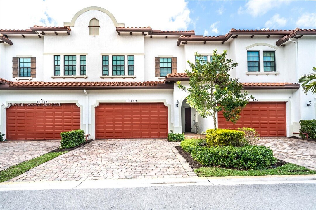 11674 SW 13th Ln in Pembroke Pines, FL - Building Photo