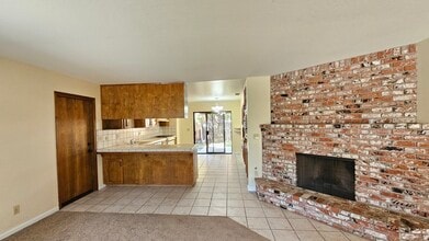 3507 S Oak View Dr in Visalia, CA - Foto de edificio - Building Photo