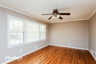 4336 Lake Laurel Dr in Smyrna, GA - Foto de edificio - Building Photo