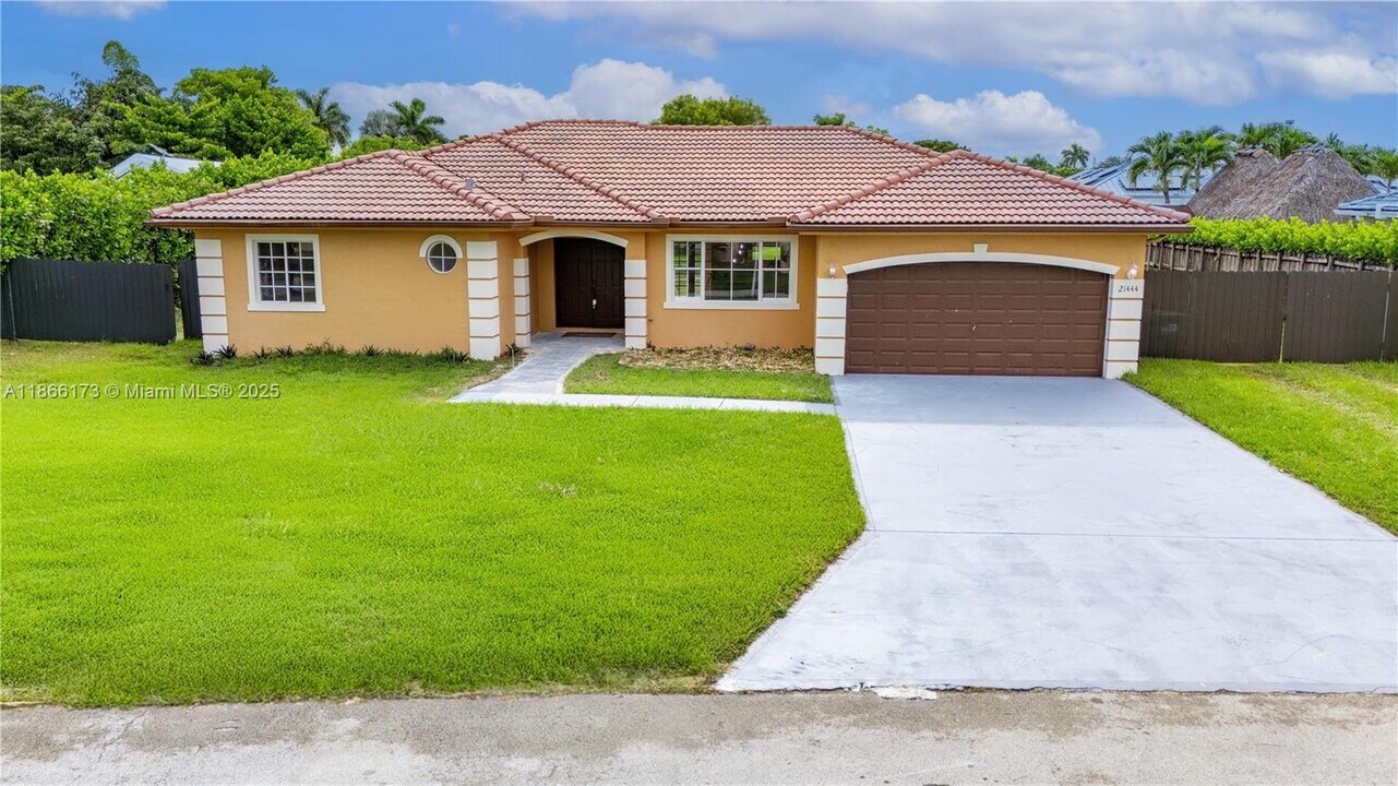 21444 SW 128th Pl in Miami, FL - Building Photo