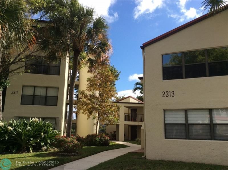 2313 S Cypress Bend Dr in Pompano Beach, FL - Building Photo