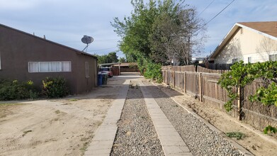 9820 Greenacres Dr in Bakersfield, CA - Foto de edificio - Building Photo