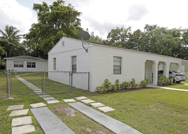 930 NE 141st St in North Miami, FL - Foto de edificio - Building Photo