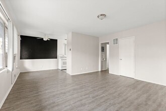 1042-1044 N Stanley Ave in West Hollywood, CA - Building Photo - Interior Photo