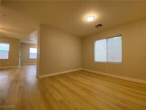 8150 Moonlight Meadows St in Las Vegas, NV - Building Photo - Building Photo