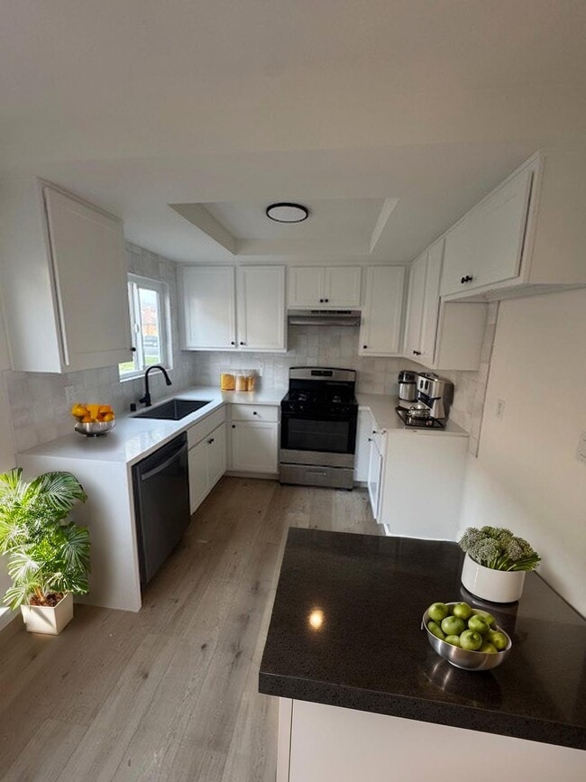 10573 Torrington Cir, Unit 2 in Westminster, CA - Foto de edificio - Building Photo