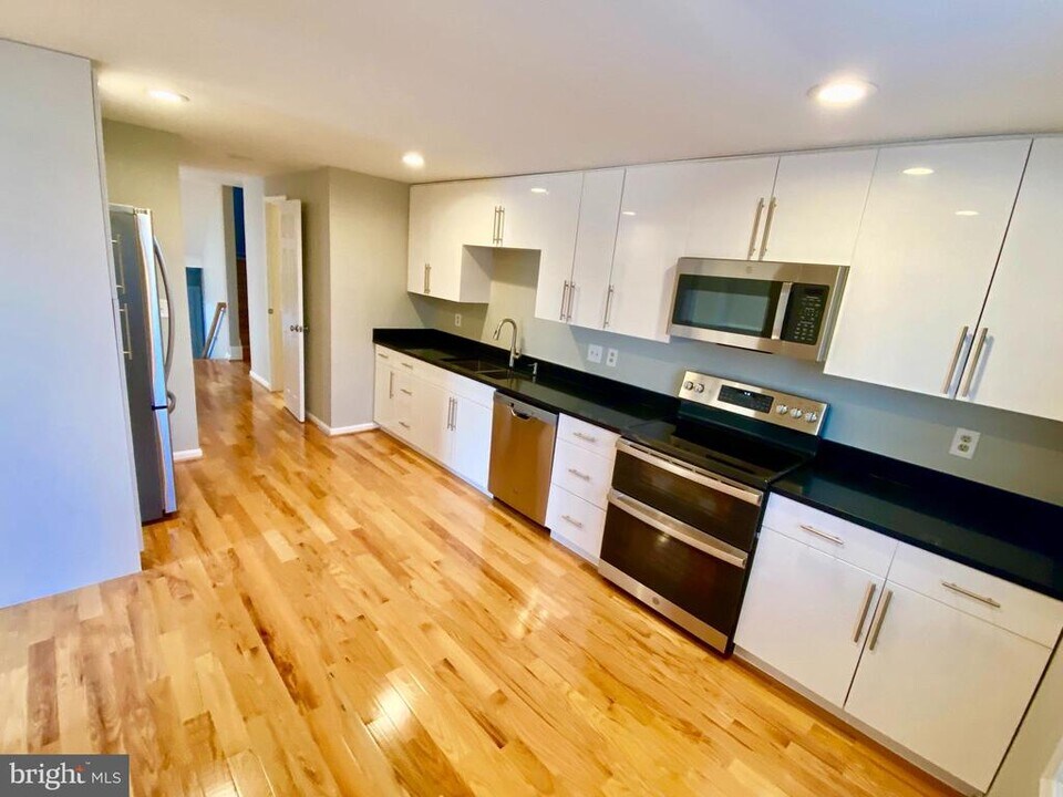 9400 Candleberry Ct in Burke, VA - Building Photo