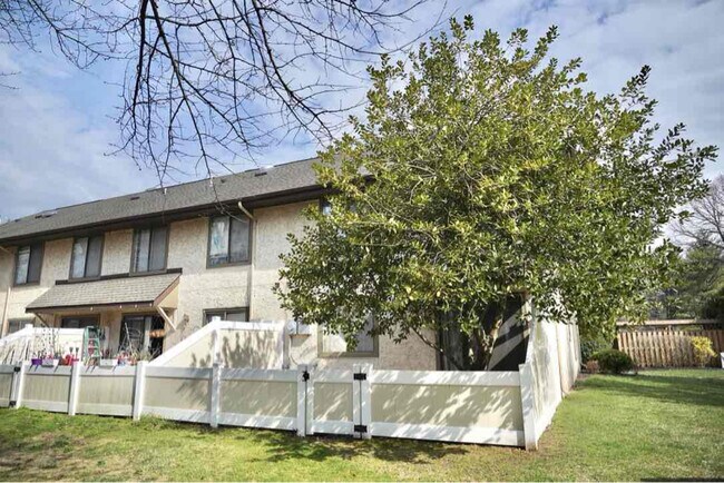 72 Hampshire Dr in Plainsboro, NJ - Building Photo - Building Photo
