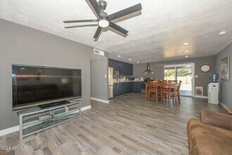 13052 N 40th Pl in Phoenix, AZ - Building Photo - Building Photo