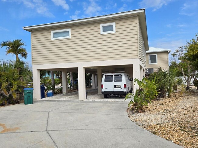 221 S Harbor Dr in Holmes Beach, FL - Building Photo - Building Photo