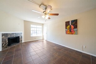 10630 Westbrae Pkwy in Houston, TX - Building Photo