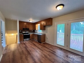 140 Brookhollow Dr in Statesville, NC - Building Photo - Building Photo
