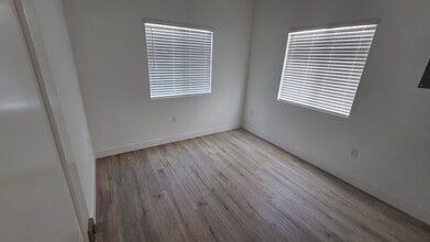 988 El Camino Dr in Costa Mesa, CA - Foto de edificio - Building Photo