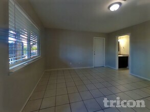 1872 Little John Way, Unit 1131 in Brentwood, CA - Foto de edificio - Building Photo