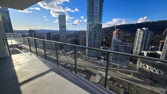 570 Emerson St in Coquitlam, BC - Building Photo