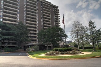 1800 Old Meadow Rd in McLean, VA - Foto de edificio - Building Photo