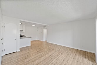 Walnut Apartments in La Puente, CA - Foto de edificio - Building Photo