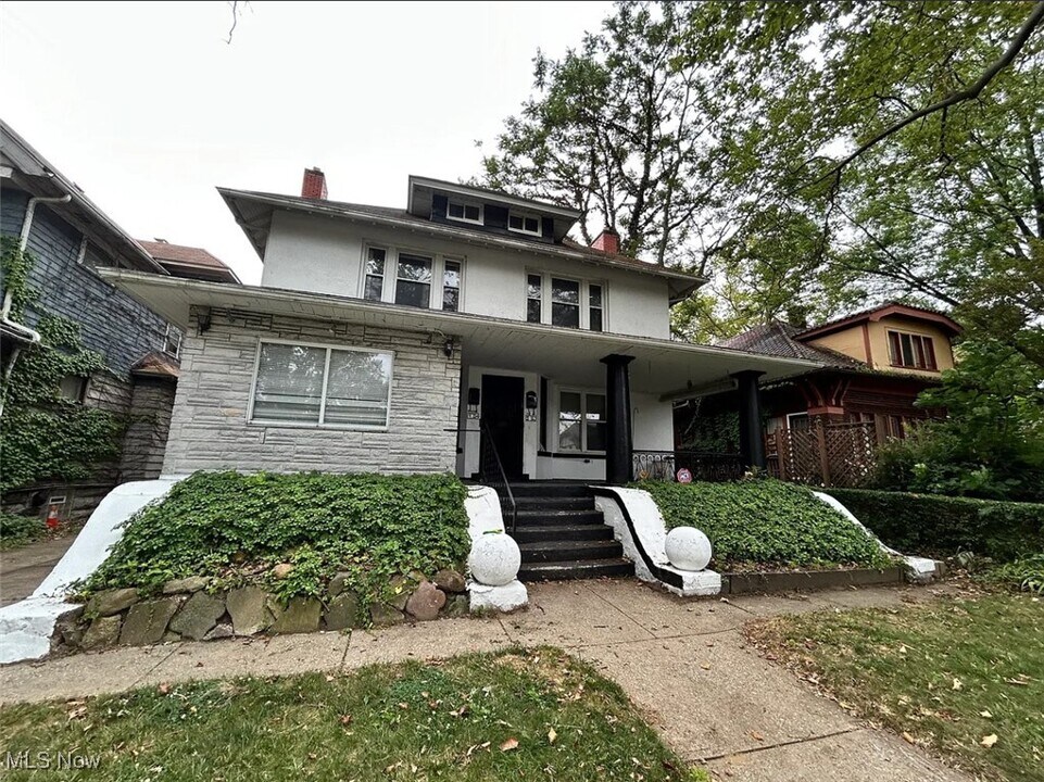 9104 Parkgate Ave in Cleveland, OH - Building Photo