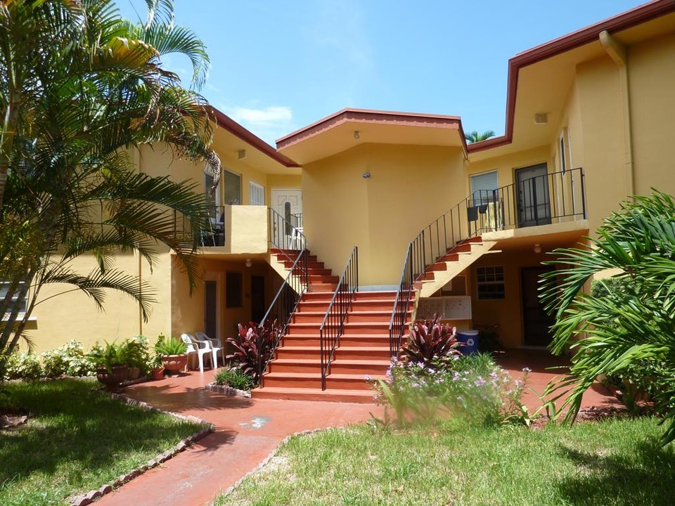 1671 NE Miami Gardens Dr in North Miami Beach, FL - Building Photo