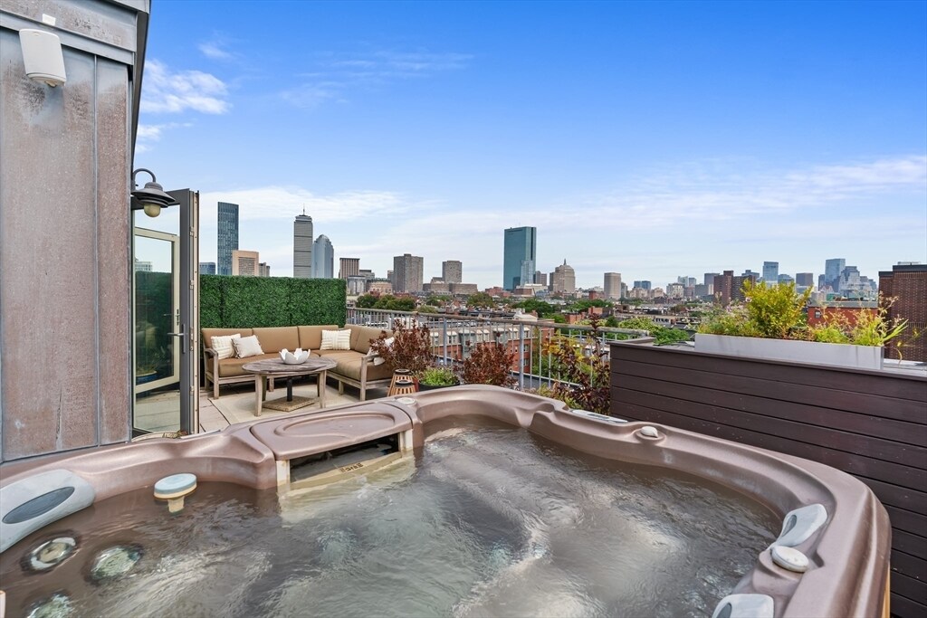 1721 Washington St in Boston, MA - Building Photo