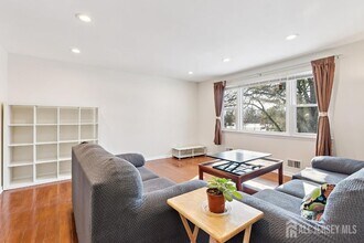 3 Stafford Dr in Piscataway, NJ - Foto de edificio - Building Photo