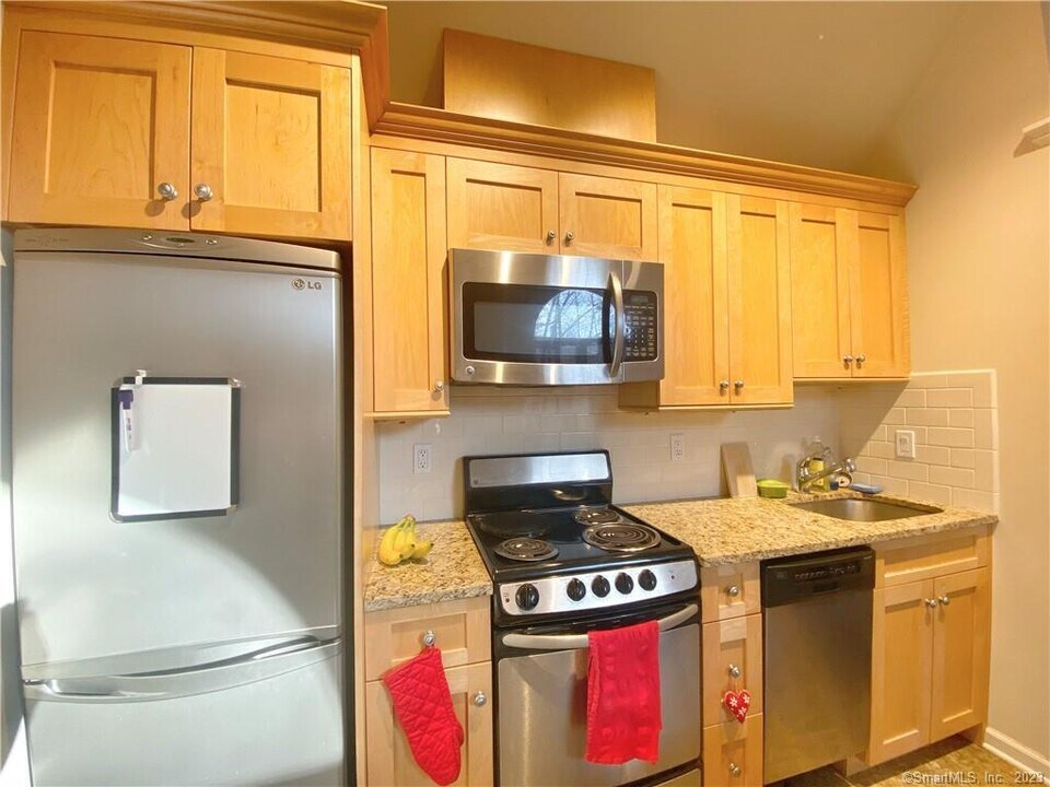 202 Old Ridgefield Rd, Unit 2A in Wilton, CT - Building Photo