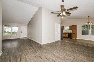 5631 Nodlehs Ct in Indianapolis, IN - Foto de edificio - Building Photo