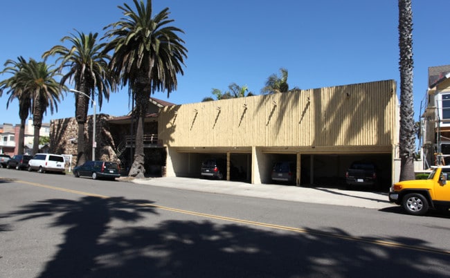 Royal Hawaiian Apartments in Huntington Beach, CA - Foto de edificio - Building Photo