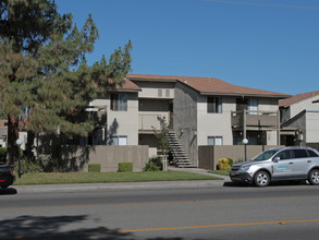 Edgewood Apartments in Clovis, CA - Building Photo - Building Photo