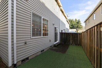 6568 NE Deer Run St in Hillsboro, OR - Building Photo - Building Photo