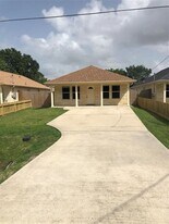 319 Kansas St in Bacliff, TX - Building Photo