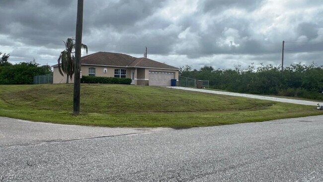 3941 Sunset Rd in Lehigh Acres, FL - Building Photo - Building Photo