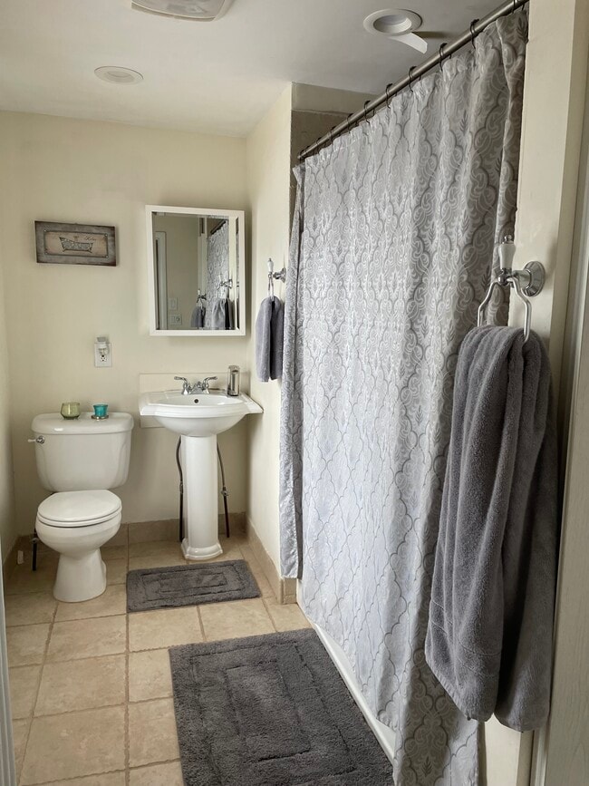 2204 Jackson Ave, Unit 2 in Seaford, NY - Building Photo - Building Photo