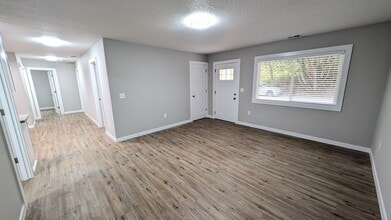 1660 SE Oak Grove Blvd in Oak Grove, OR - Building Photo - Building Photo