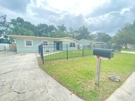 Nice 3 bedroom 2 bathroom House with Scree in Altamonte Springs, FL - Building Photo