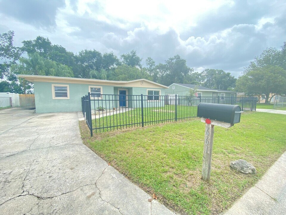 Nice 3 bedroom 2 bathroom House with Scree in Altamonte Springs, FL - Building Photo