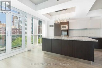 220 George St in Toronto, ON - Building Photo - Building Photo