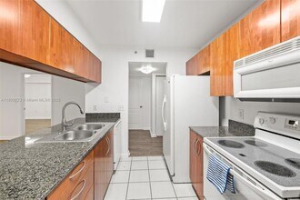 1200 Brickell Bay Dr in Miami, FL - Building Photo - Building Photo