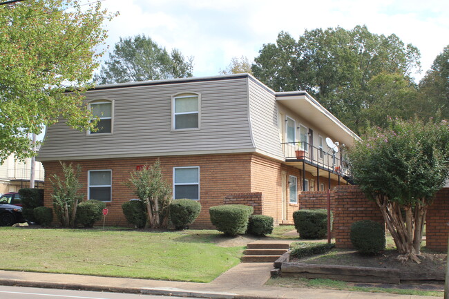 Center Court Apartments in Collierville, TN - Building Photo - Building Photo