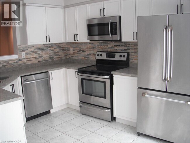 1065 Barclay Cir in Milton, ON - Building Photo - Building Photo