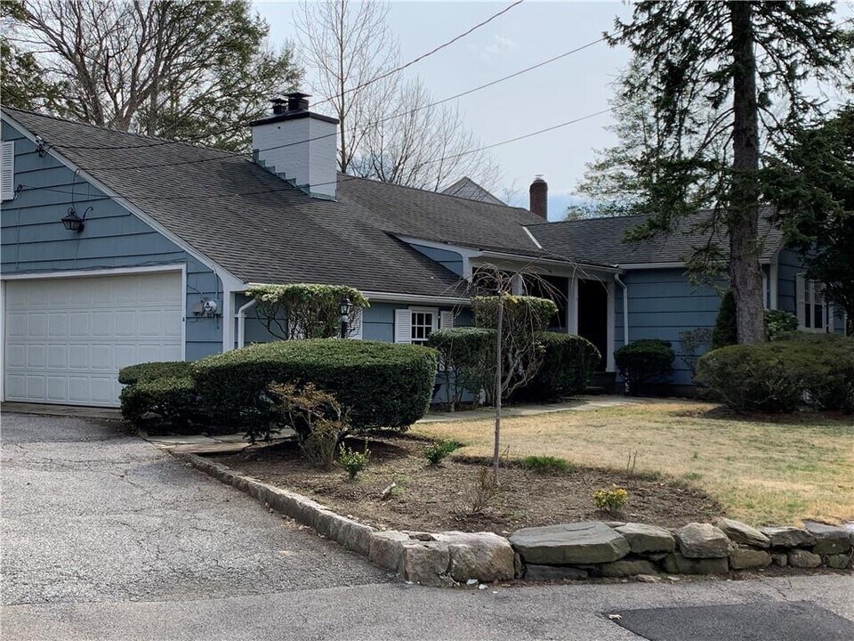54 Drake Rd in Scarsdale, NY - Building Photo